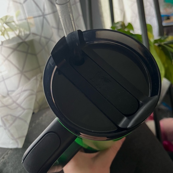 Stanley Bright Green Insulated Travel Mug with Black Handle - Picture 4 of 7